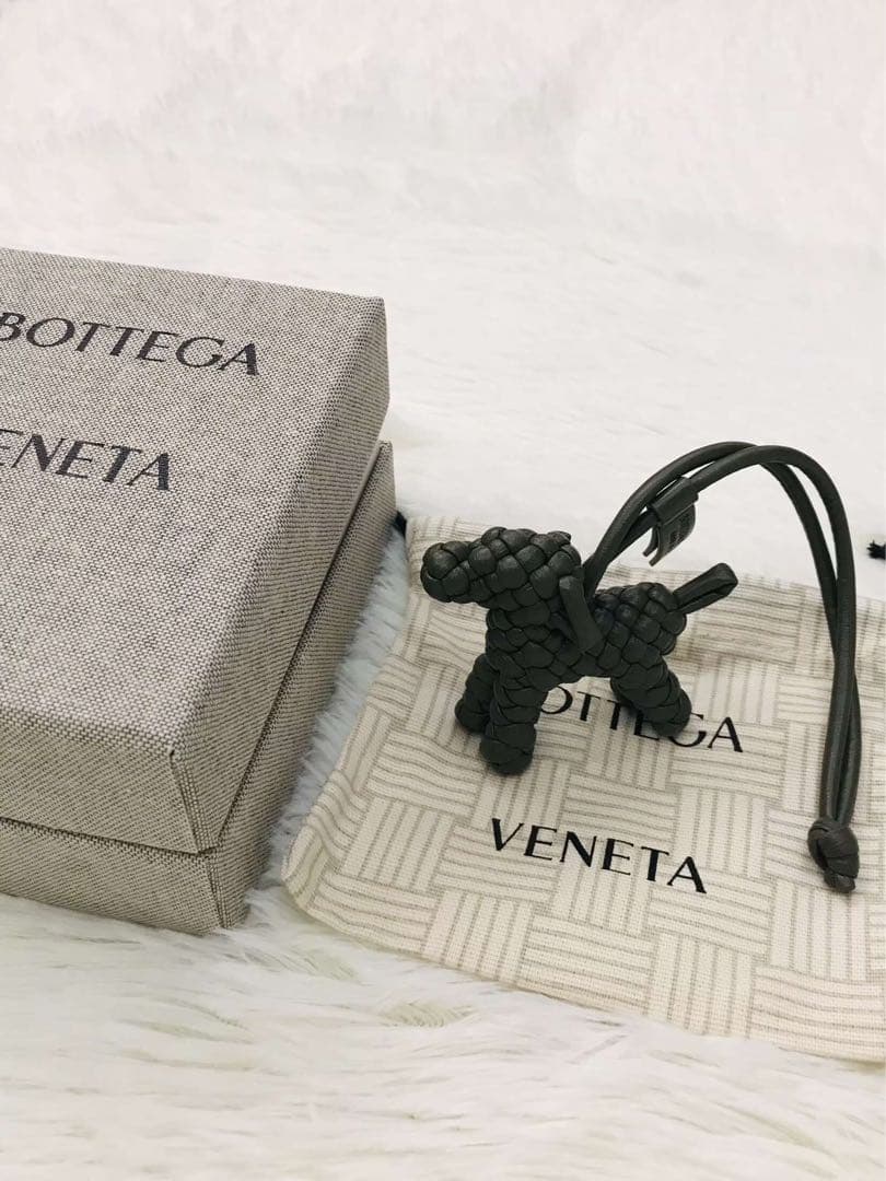 Bottega Veneta 犬型キーホルダー ダークグレー