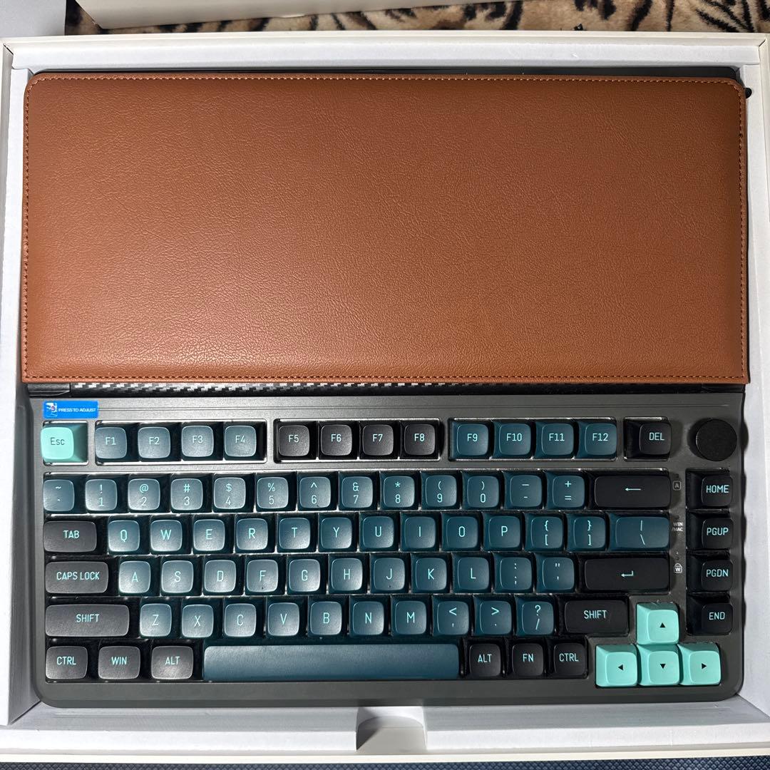 Kwumsy K3 折りたたみ式キーボード　モニター付き