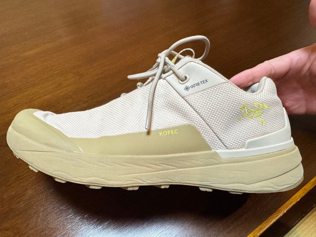ARC’TERYX Kopec GORE-TEX ベージュスニーカー25.5CM
