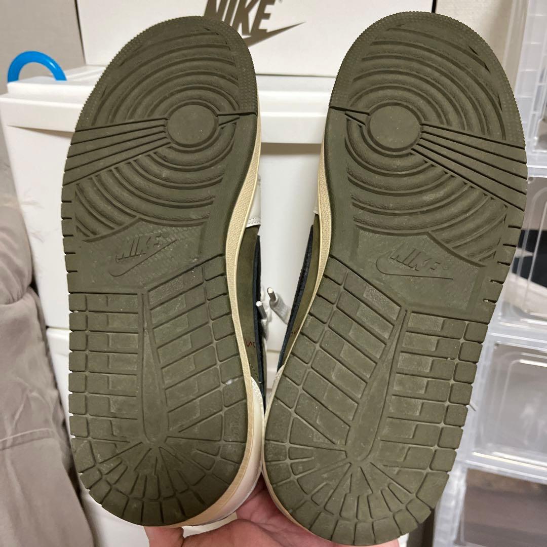 Travis Scott × Nike aj1 リバースオリーブ