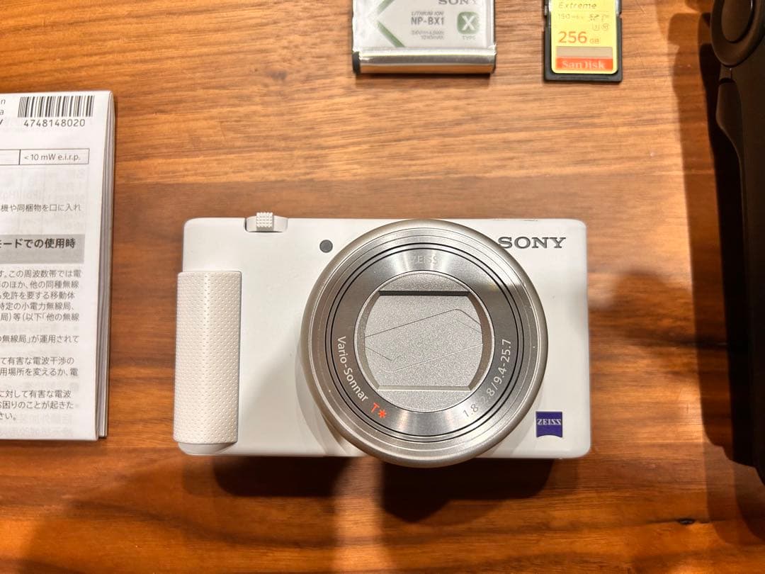 【v-logカメラ】SONY ZV-1 ホワイト デジタルカメラ＋グリップ