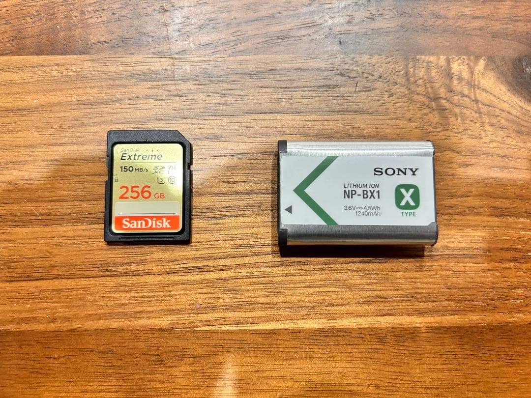 【v-logカメラ】SONY ZV-1 ホワイト デジタルカメラ＋グリップ