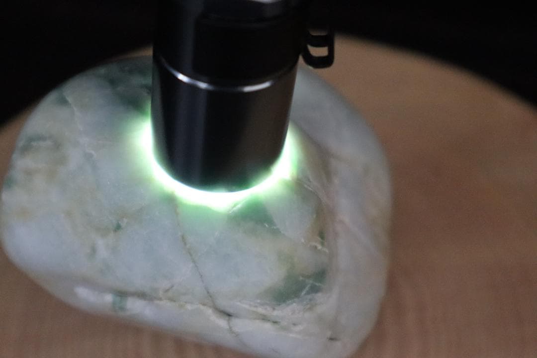 糸魚川翡翠原石【海岸】394g