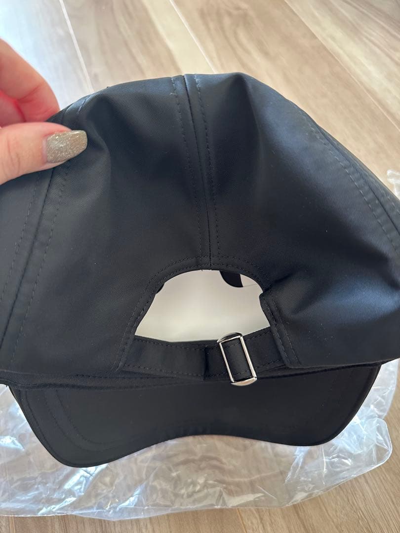 alo サテン Off-Duty キャップ