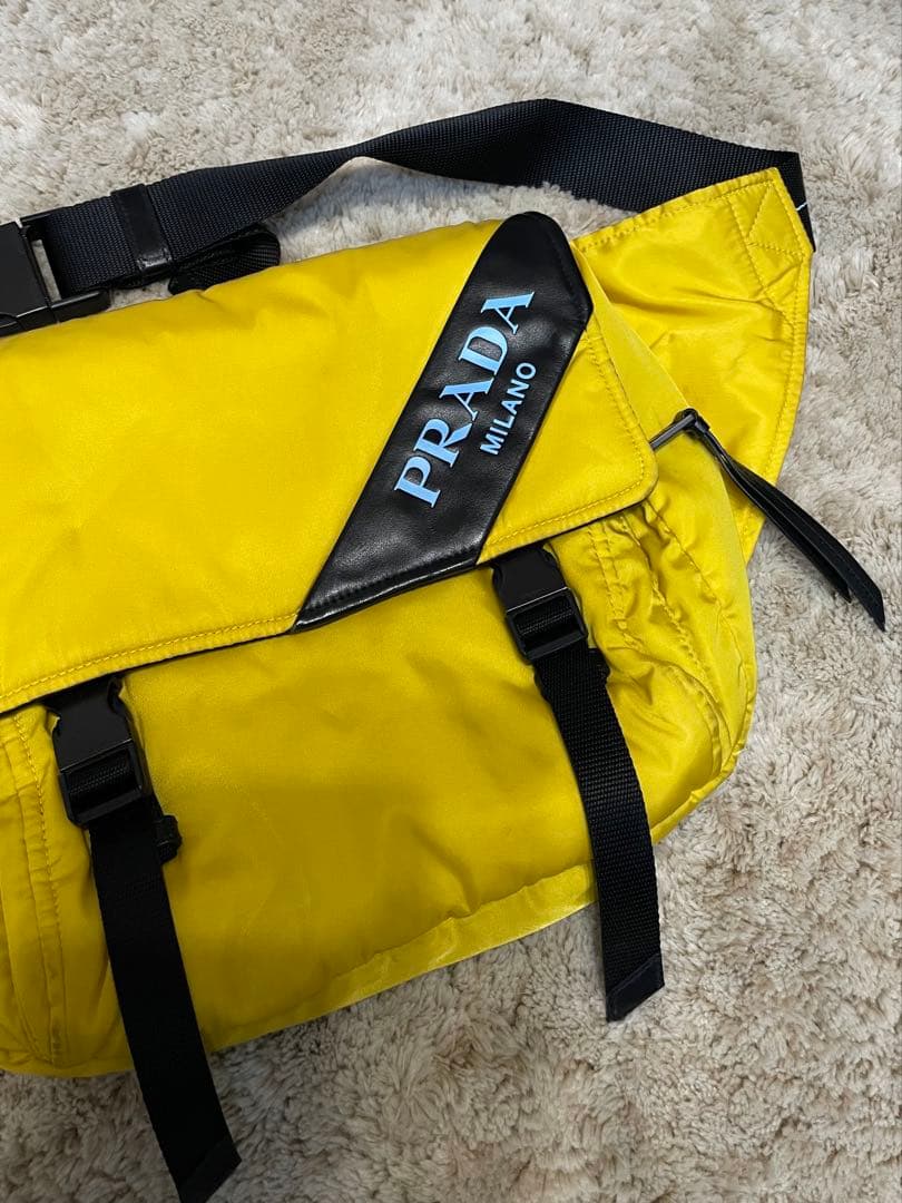 PRADA イエロー メッセンジャーバッグ