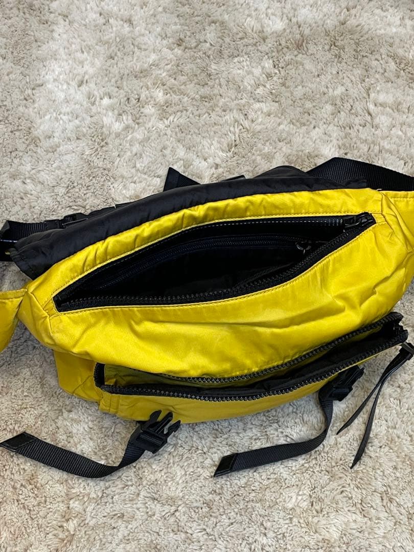 PRADA イエロー メッセンジャーバッグ