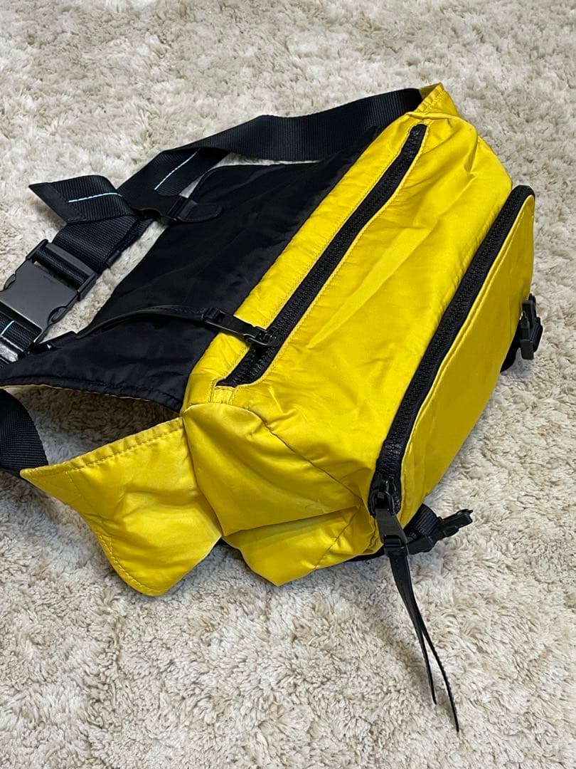 PRADA イエロー メッセンジャーバッグ