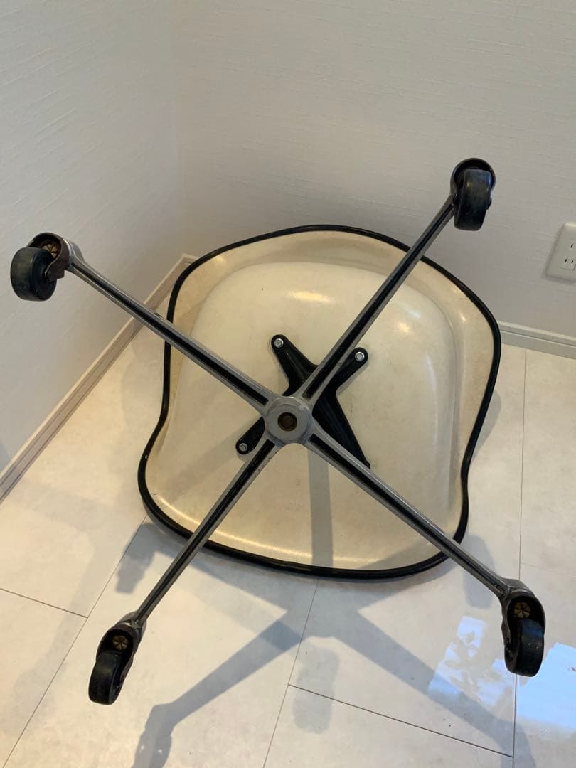 ハーマンミラー　アームシェルチェア　イームズ　キャスターベース