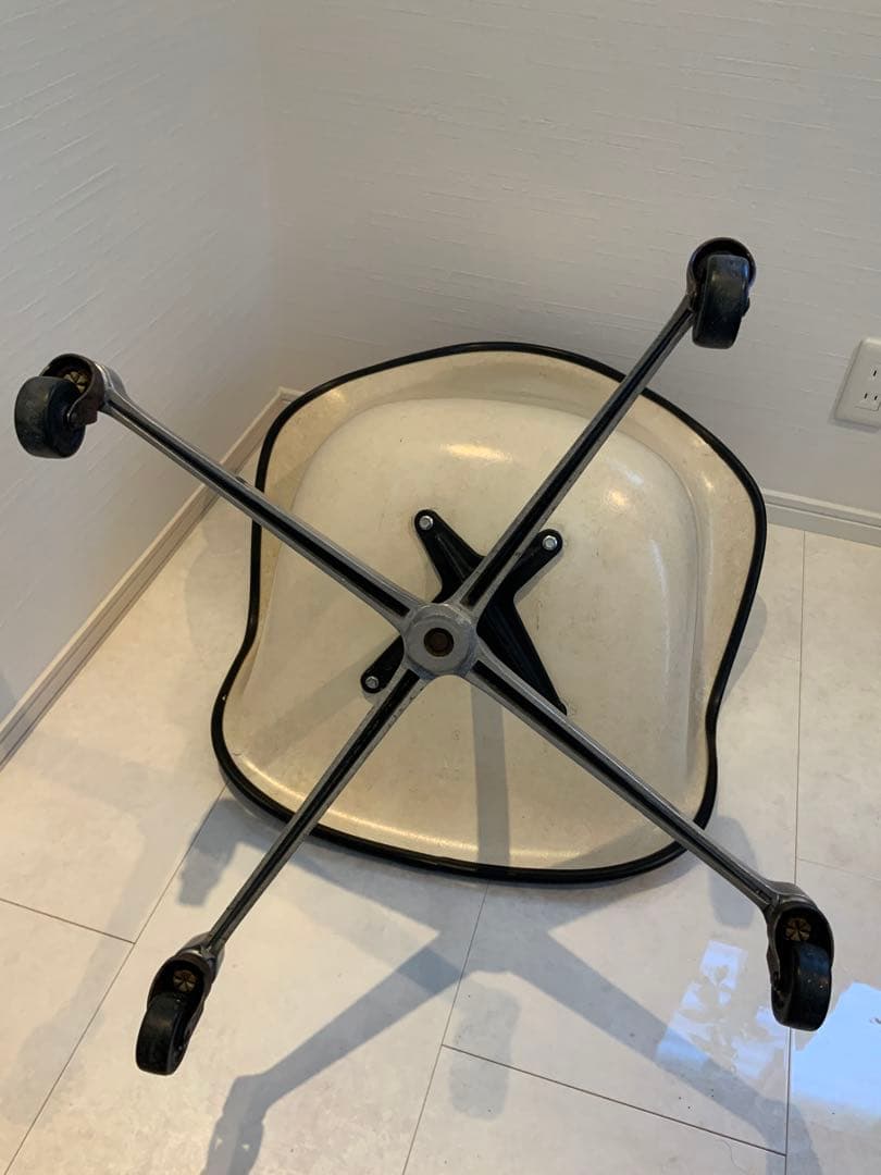 ハーマンミラー　アームシェルチェア　イームズ　キャスターベース