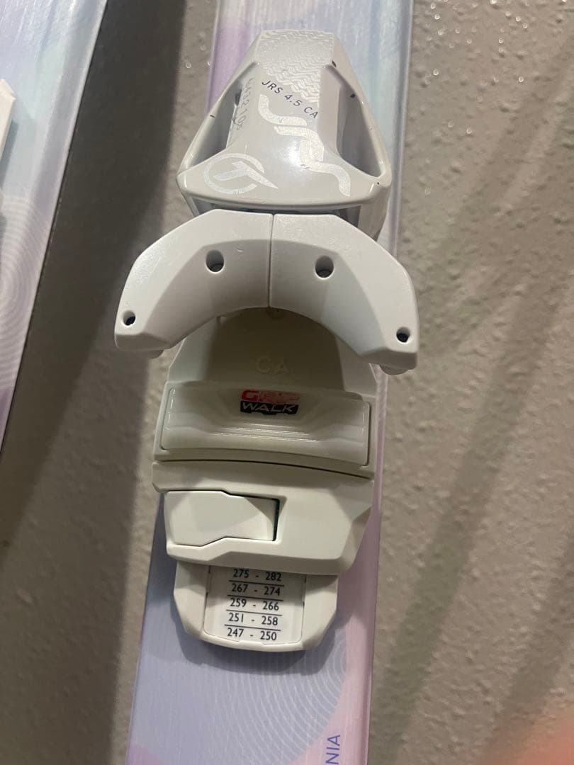 ワンシーズンのみ使用　子供　スキー板　140cm 女　小学生　ストック付き