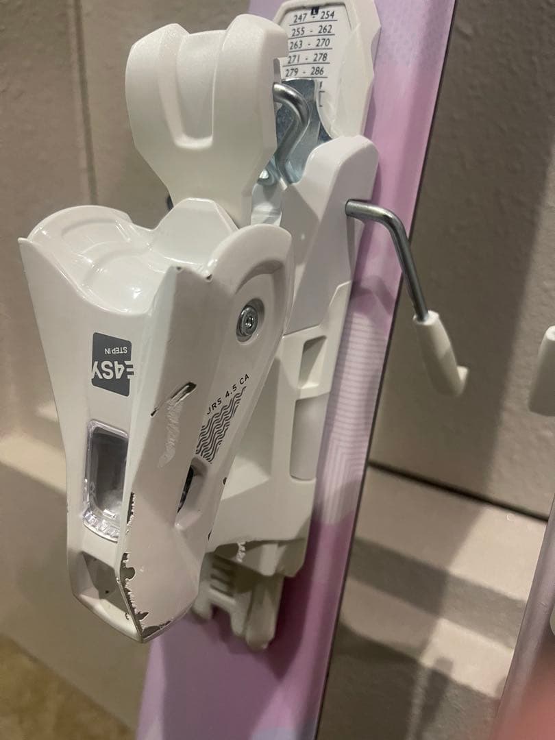 ワンシーズンのみ使用　子供　スキー板　140cm 女　小学生　ストック付き