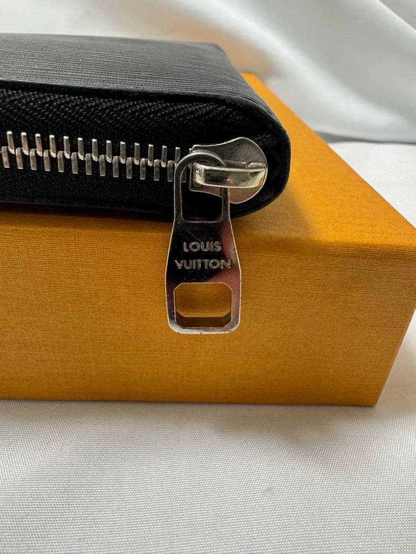 ルイヴィトンLOUIS VUITTON エピジッピーウォレット