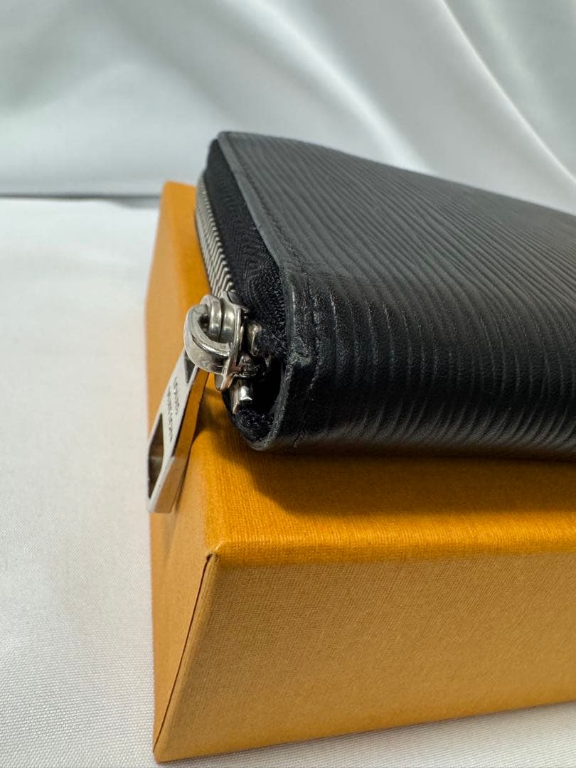 ルイヴィトンLOUIS VUITTON エピジッピーウォレット