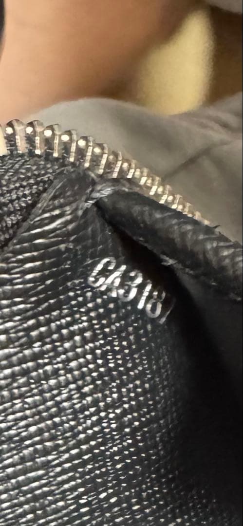 ルイヴィトンLOUIS VUITTON エピジッピーウォレット