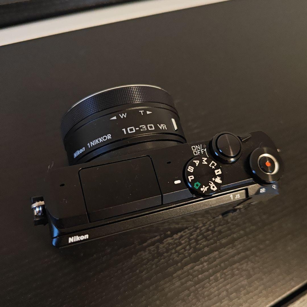 Nikon 1 J5 ミラーレスカメラ 10-30mm VRレンズ付き