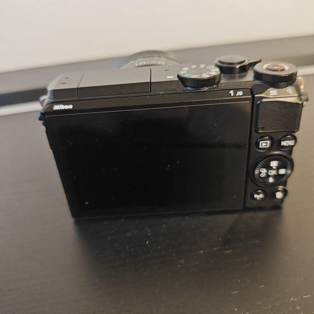 Nikon 1 J5 ミラーレスカメラ 10-30mm VRレンズ付き