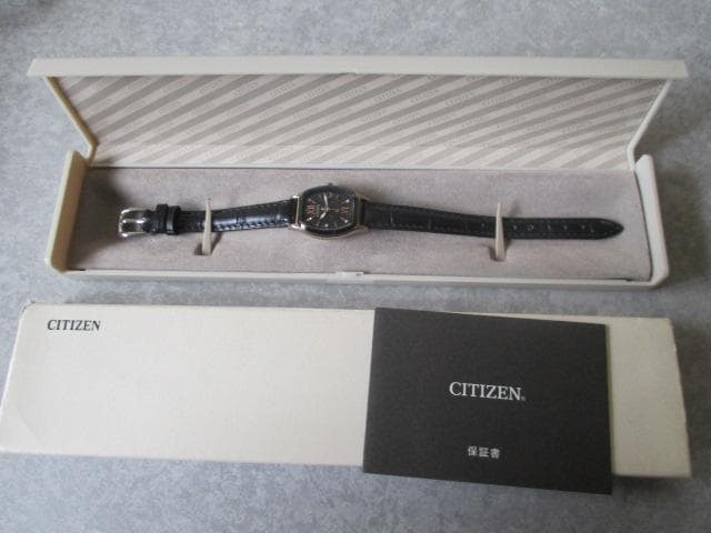 ●CITIZEN/ XC/柄入黒文字盤/エコドライブ電波時計/レディース時計●