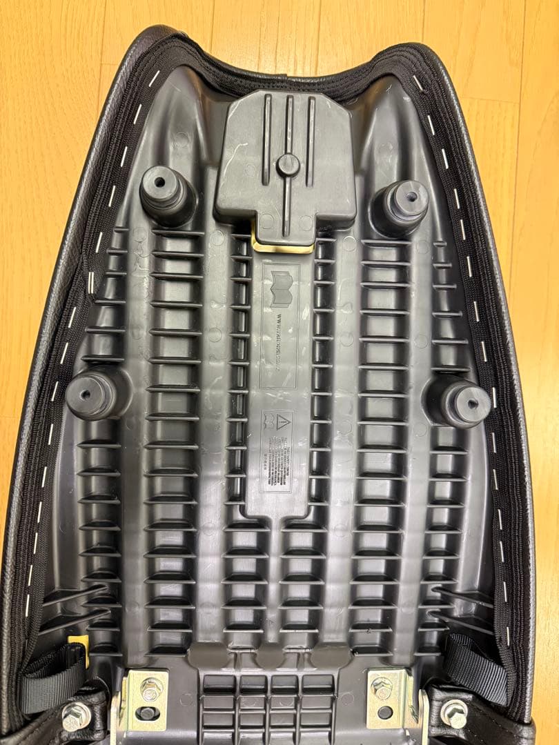 TRIUMPH トライアンフ　純正オプションシート　ブラック