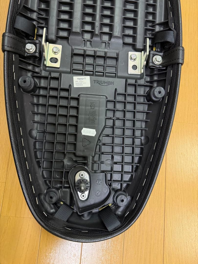 TRIUMPH トライアンフ　純正オプションシート　ブラック