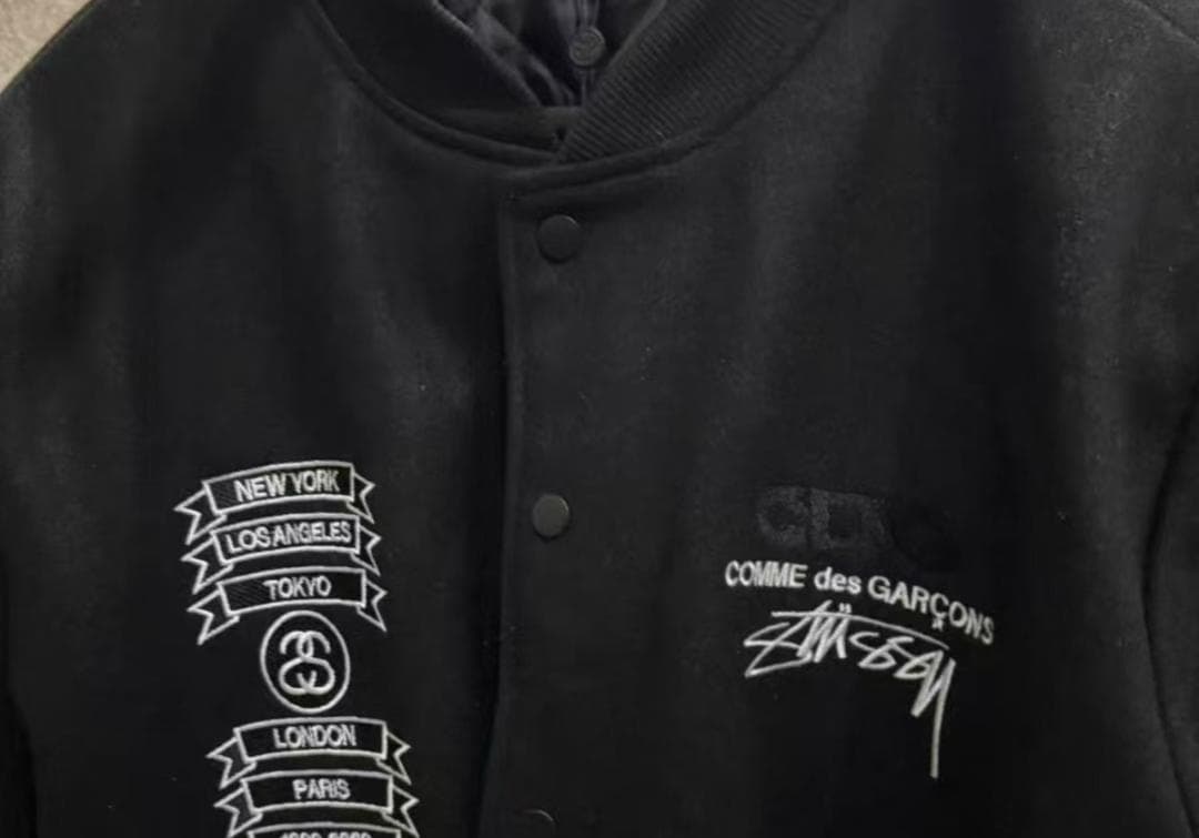 STUSSY 刺繍ロゴ入りボンバージャケット