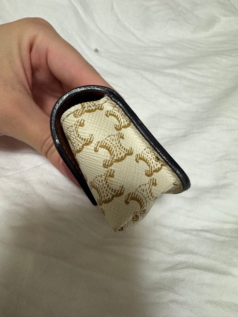 CELINE AirPodsケース トリオンフ ホワイトタン