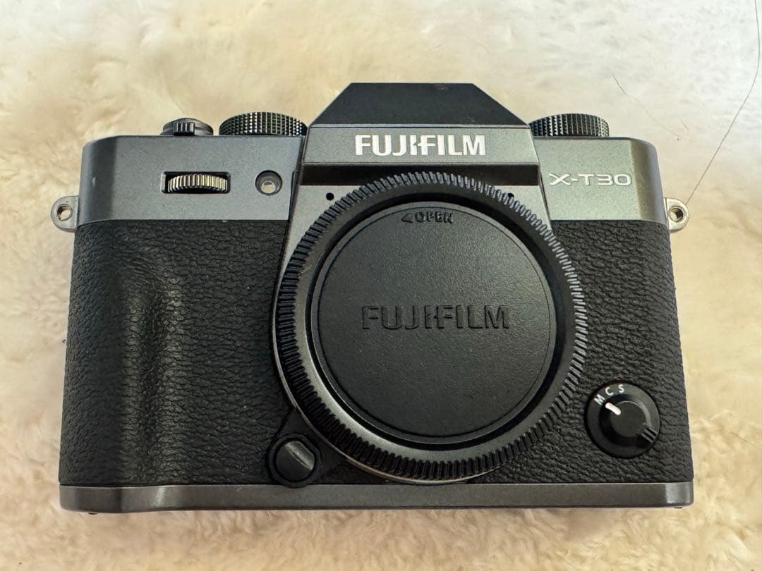 Fujifilm X-T30 ミラーレスカメラ レンズキット 本体と付属品
