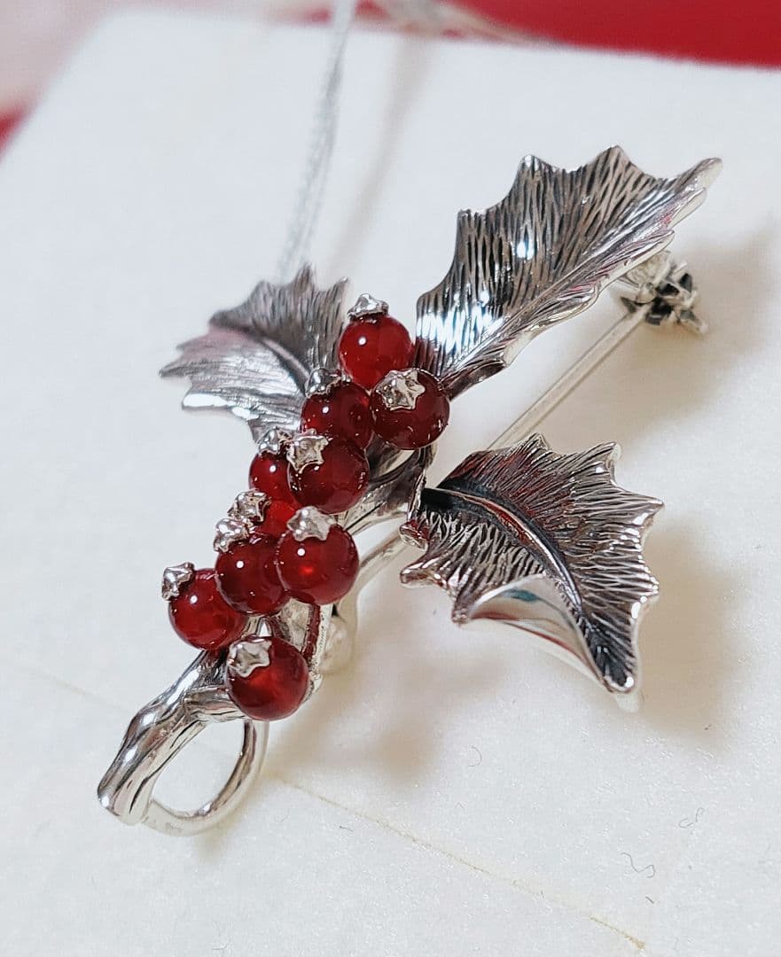 新作 碌山 クリスマスヒイラギ ガーネリアン シルバー ブローチ 兼ペンダント