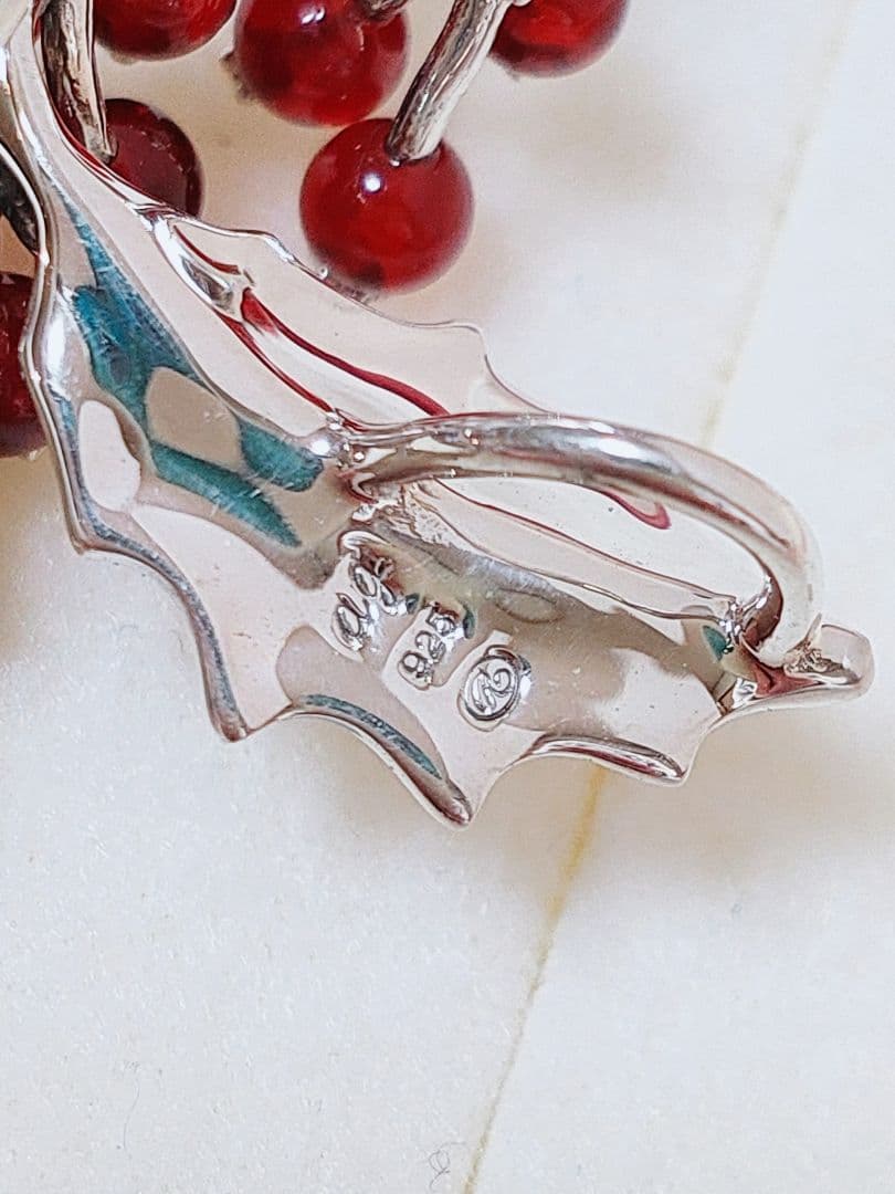 新作 碌山 クリスマスヒイラギ ガーネリアン シルバー ブローチ 兼ペンダント