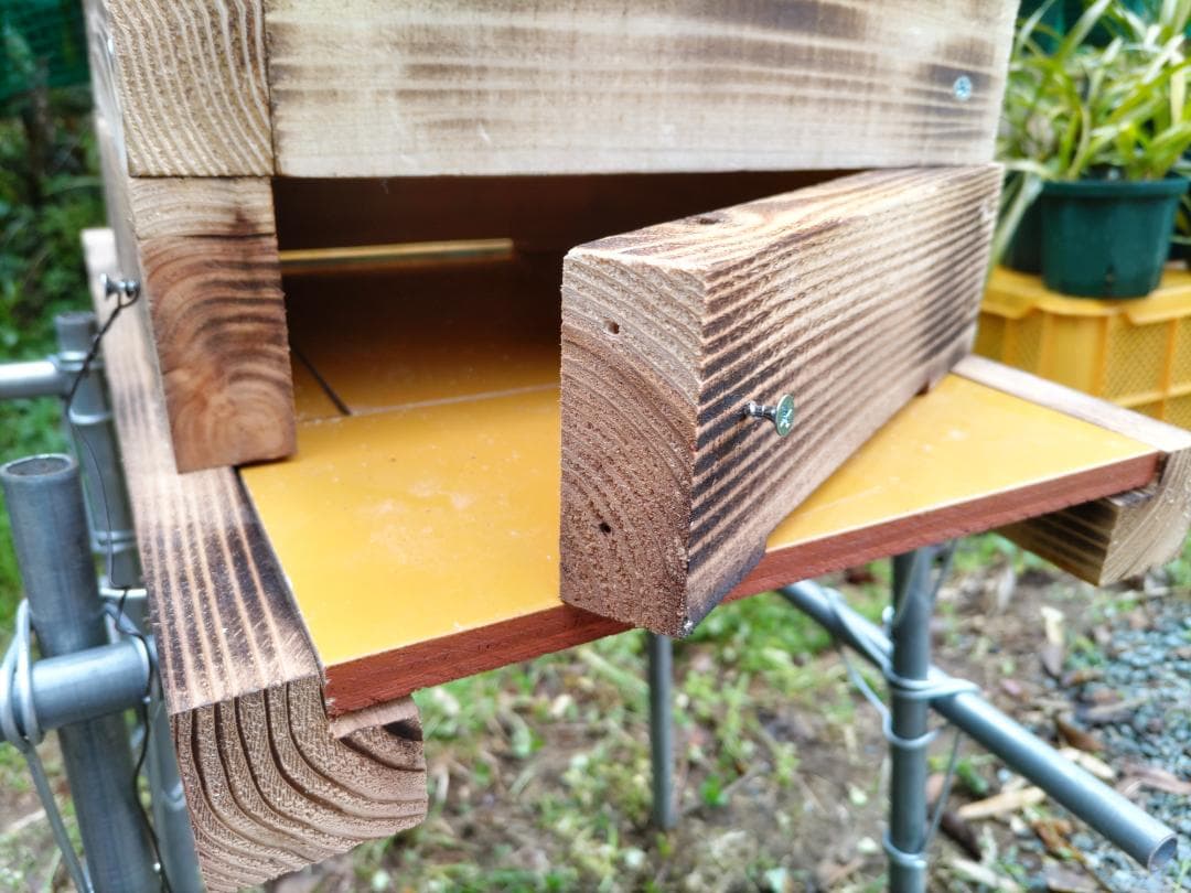 日本蜜蜂 重箱式巣箱4段 スライド底板 付巣門台座　スノコ付き