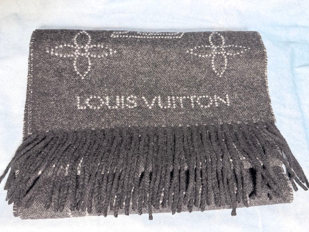 マヒナ・モノグラム パターン グレー マフラー