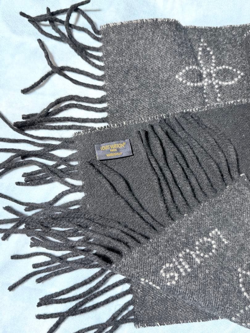 マヒナ・モノグラム パターン グレー マフラー