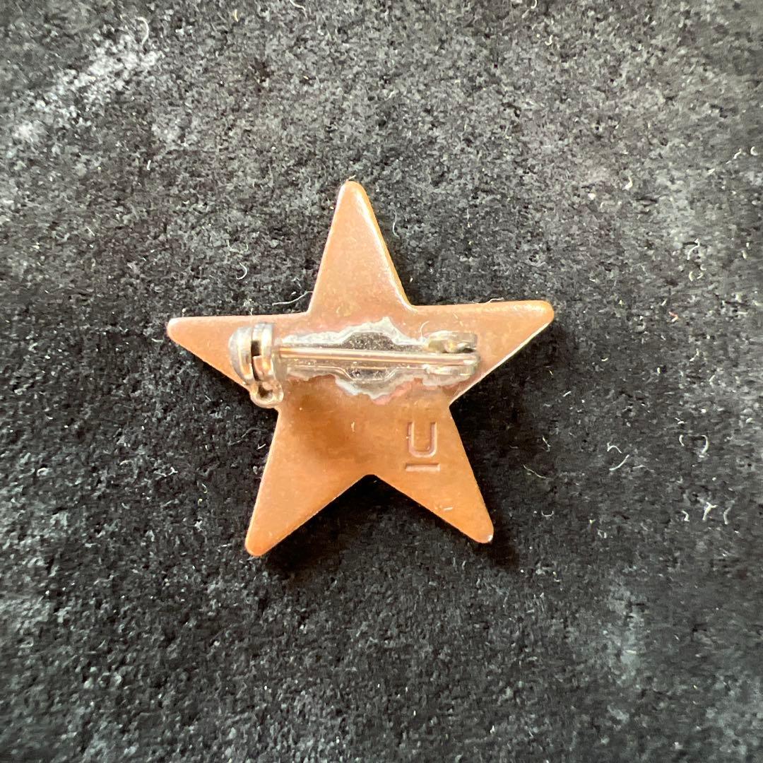 undercover赤い星型ピンバッジ