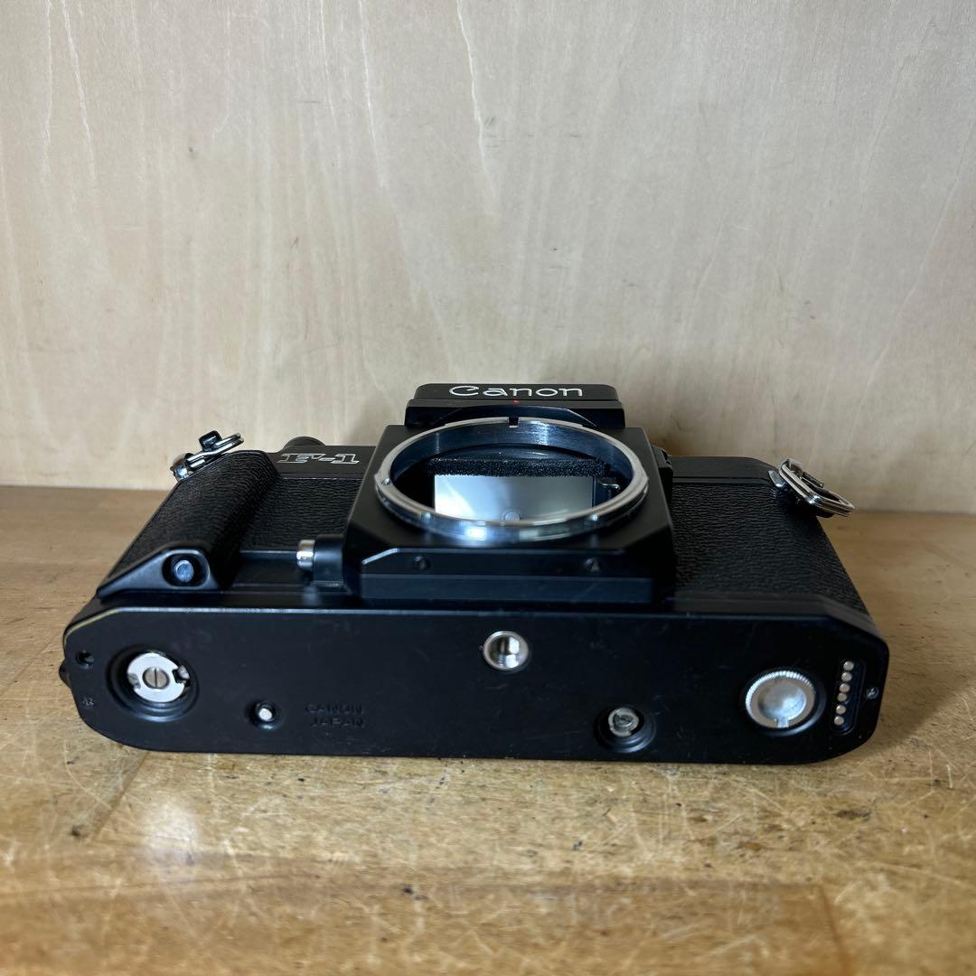 Canon F-1 ボディー　フィルム巻き取り軸下部欠けあり　他完動極美品