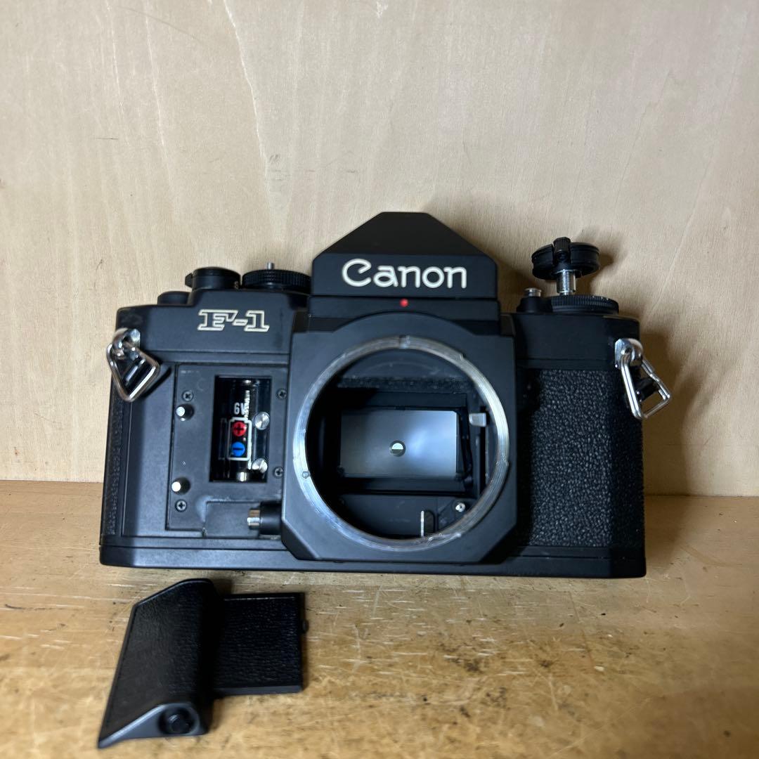 Canon F-1 ボディー　フィルム巻き取り軸下部欠けあり　他完動極美品