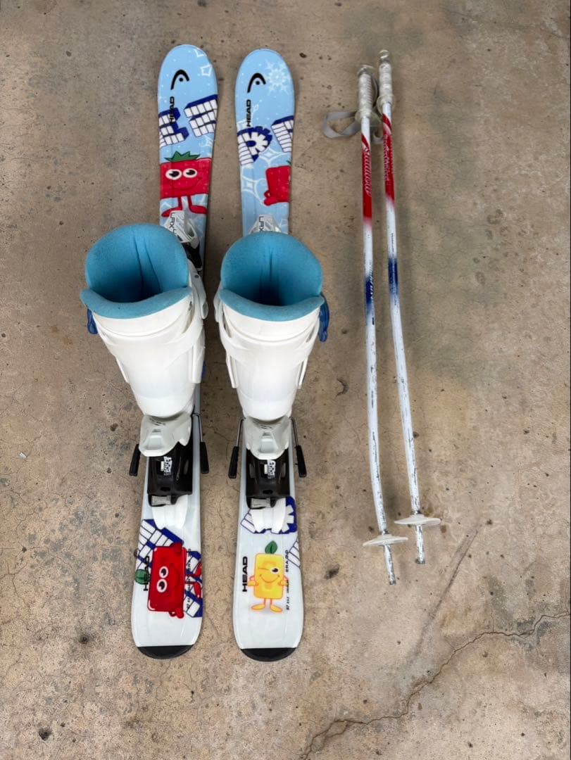 キャラクター柄 スキー板と靴、ポール付き