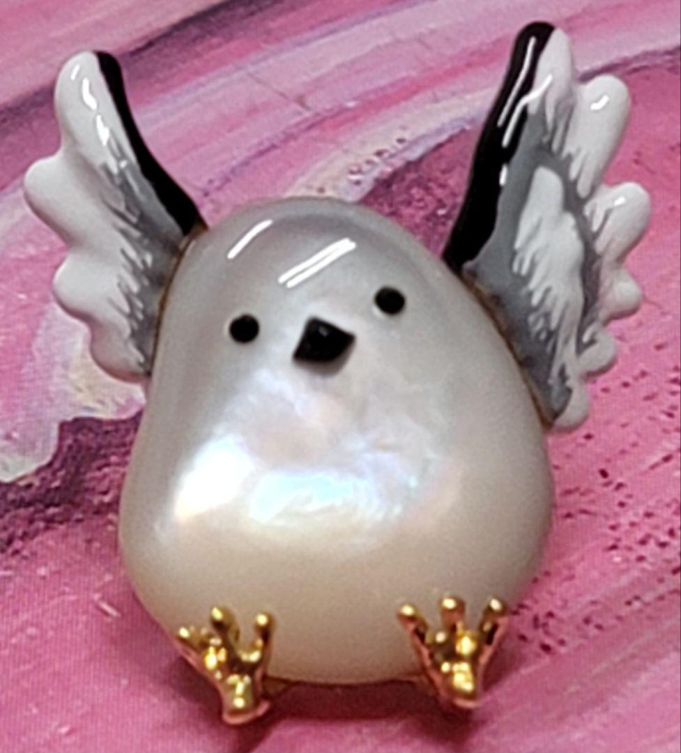 新品　ヴァンドームブティック　 ピンブローチ　白蝶貝　シマエナガ