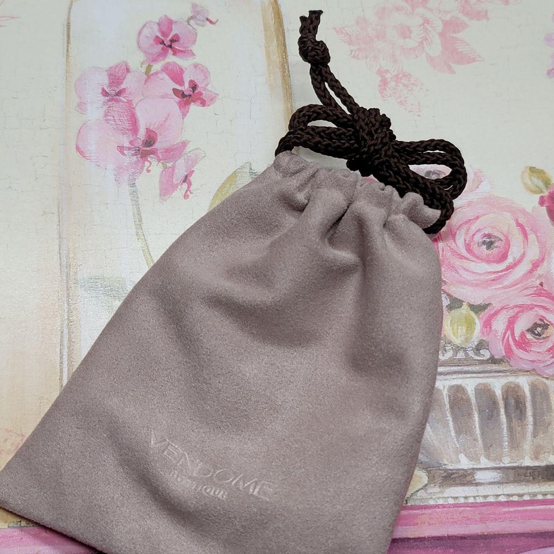 新品　ヴァンドームブティック　 ピンブローチ　白蝶貝　シマエナガ