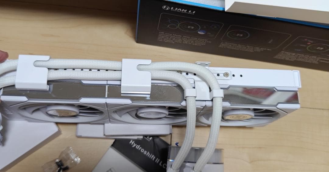 LIANLI 簡易水冷 HydroShift II LCD-C White 訳有