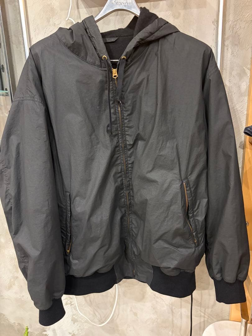 COMOLI ブラック ナイロンジャケット フード付きサイズ2