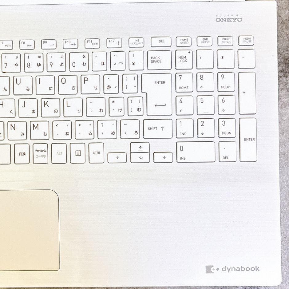 おしゃれなホワイト❣SSDでサクサク快適✨薄型 カメラ すぐ使えるノートパソコン