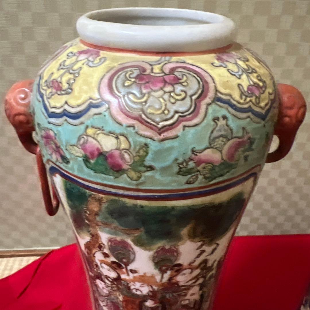 大清嘉慶年製　中国の武神が描かれた双耳付きの人物花瓶です。﻿骨董　アンティーク