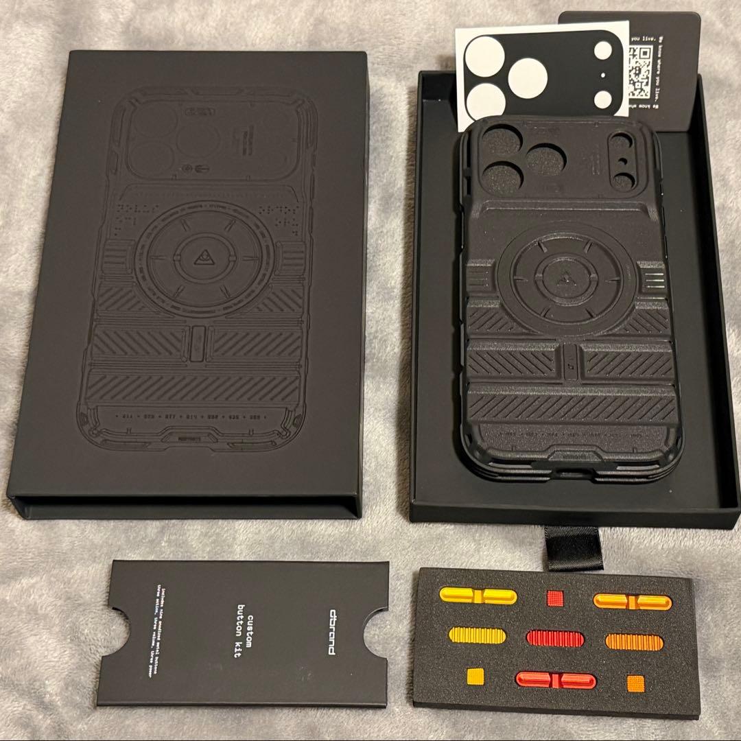iPhoneアクセサリー dbrand TANK CASE with NAPALM BUTTON