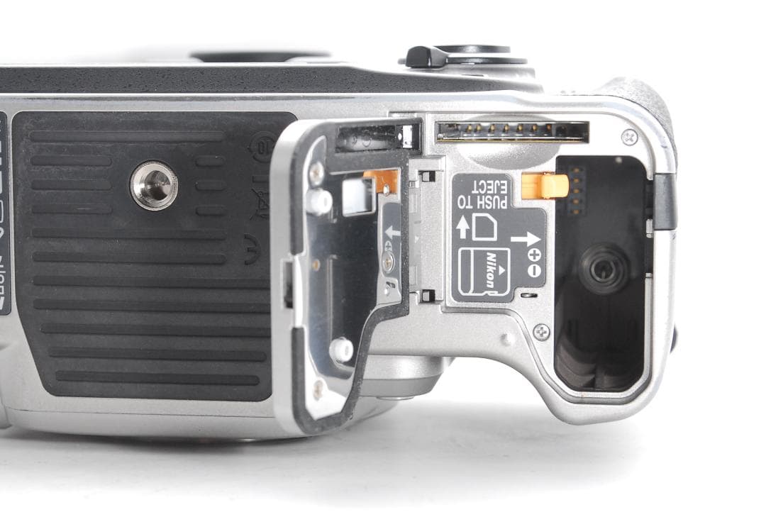 フルサイズセンサー　クラシックデザインと高画質を両立した一眼　Nikon Df