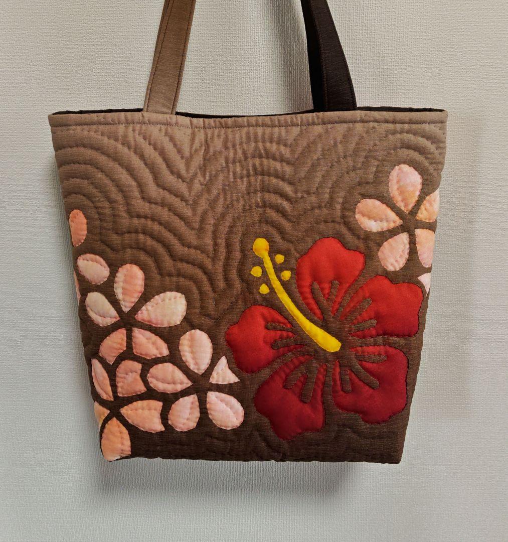 ハンドメイド　ハワイアンキルトバッグ　（ハイビスカス）