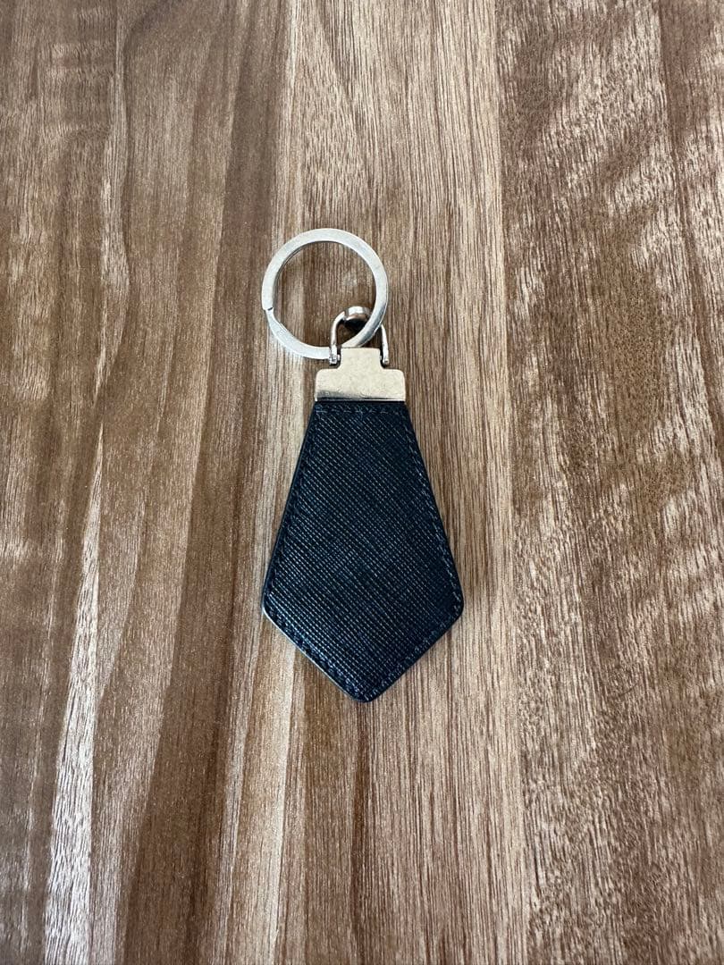 PRADA 黒 レザー キーホルダー キーリングダイヤモンド型