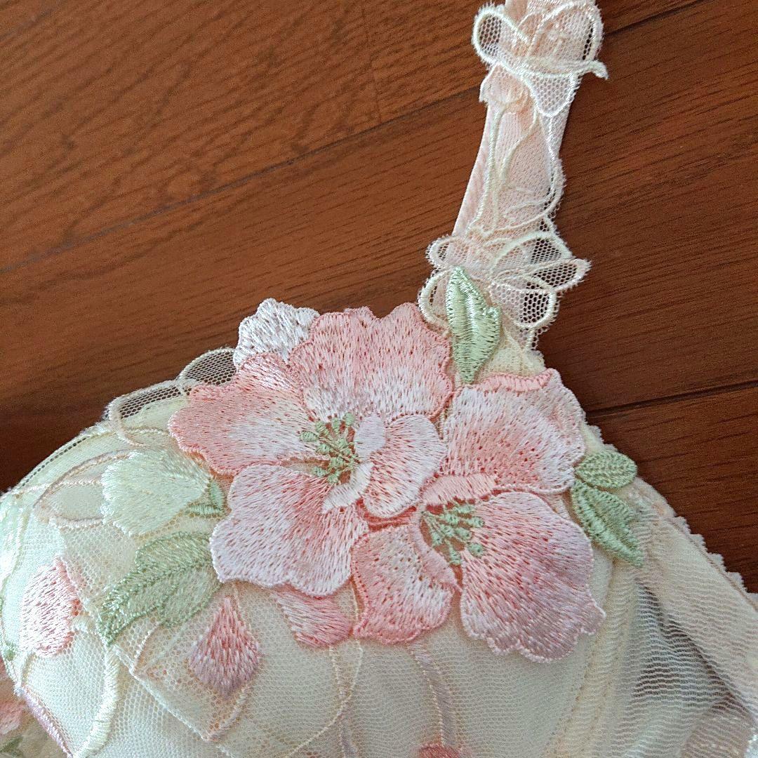 《新品》ワコール　サルート、高級オシャレな下着上下セット