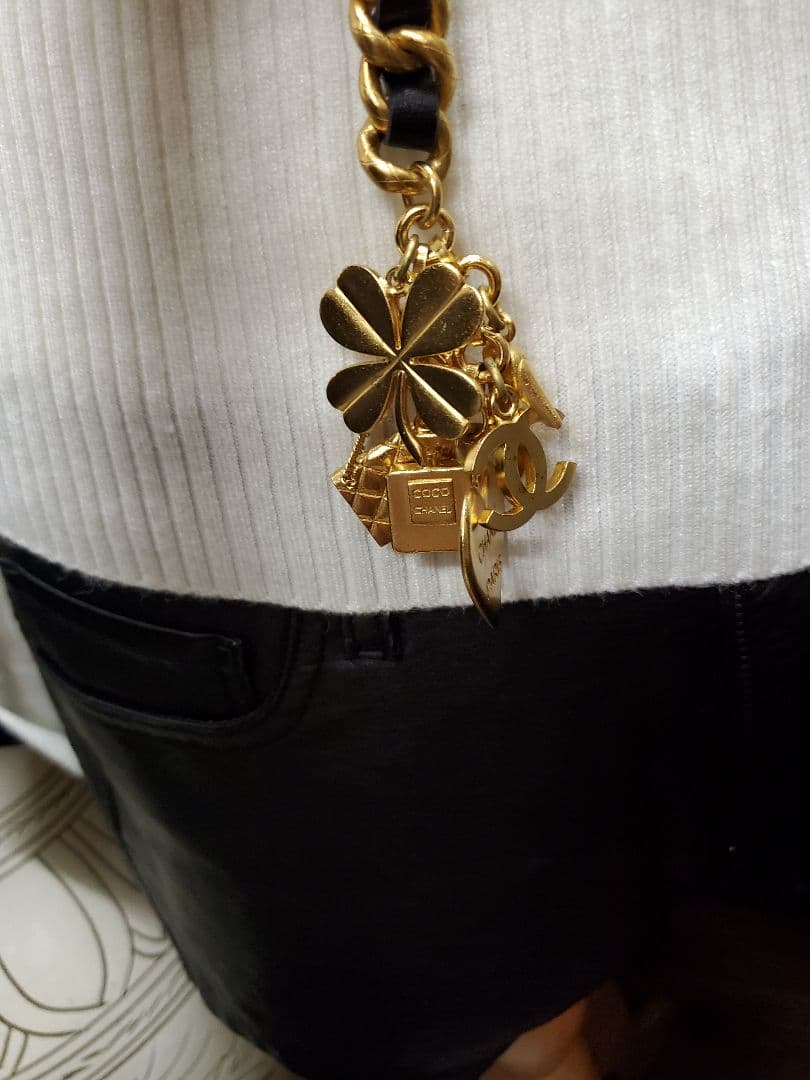 CHANEL シャネル　ゴールドチェーンベルト チャーム付き