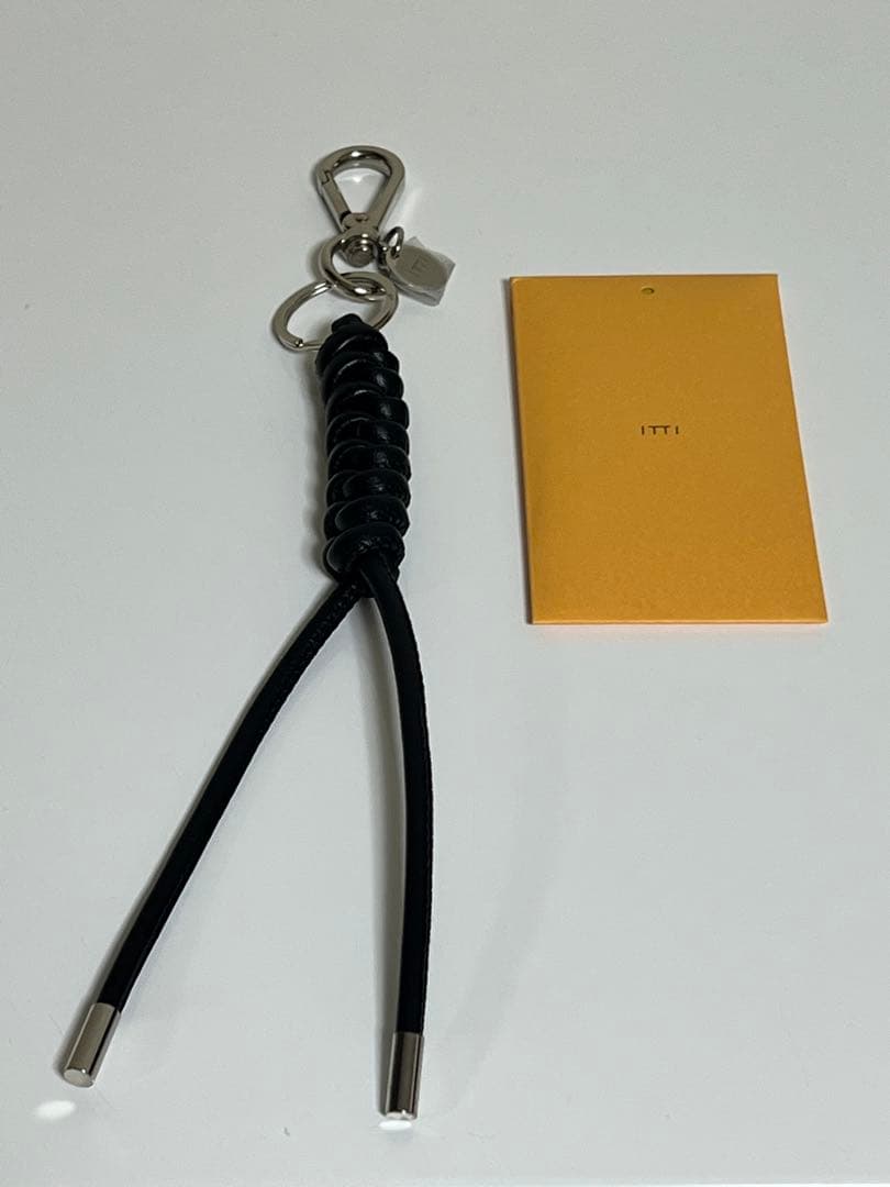 小物 ITTI CRISTY SNAKEKNOT CHARM