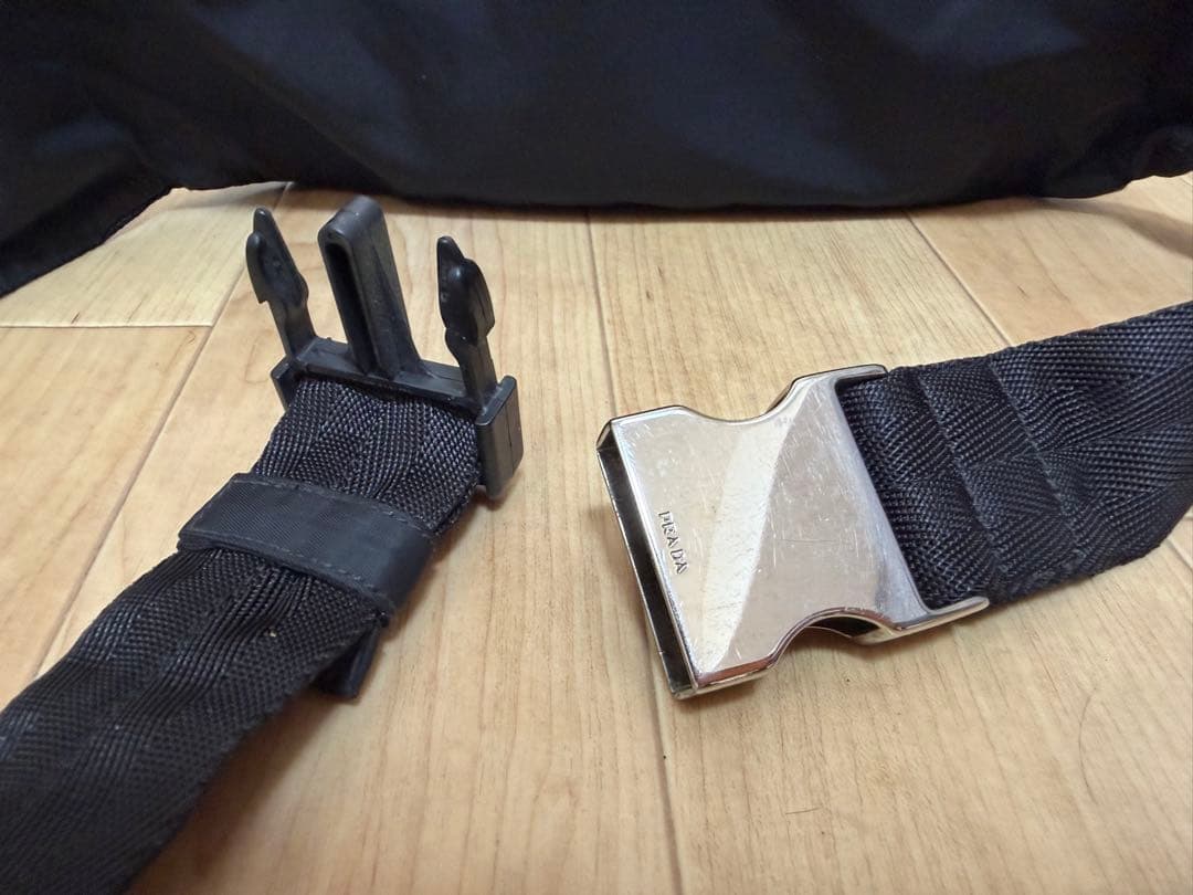 PRADA ブラック ボディバッグ