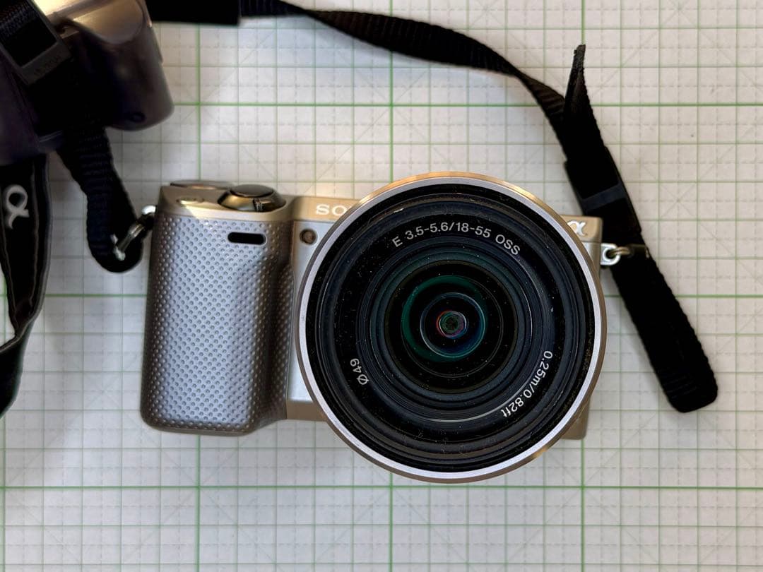 猫*様 SONY α NEX-5R レンズ　付属フラッシュ付き　シルバー　動作未